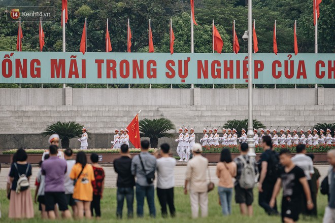 Hà Nội của sớm mai ngày Tết Độc lập: Buổi lễ chào cờ thiêng liêng trước quảng trường Ba Đình, đường phố bình yên nhẹ nhàng - Ảnh 3.