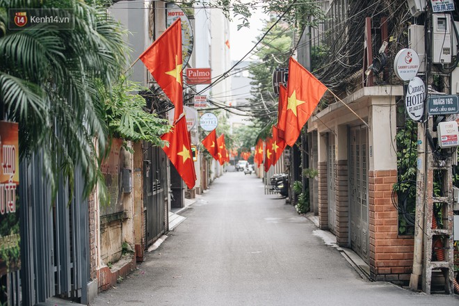 Hà Nội của sớm mai ngày Tết Độc lập: Buổi lễ chào cờ thiêng liêng trước Quảng trường Ba Đình, đường phố bình yên nhẹ nhàng - Ảnh 15.