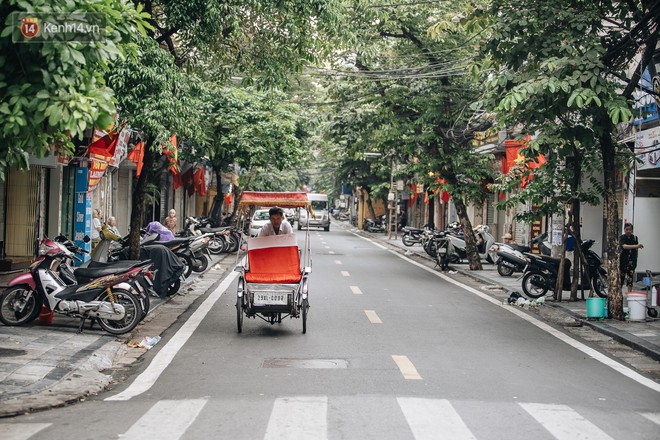 Hà Nội của sớm mai ngày Tết Độc lập: Buổi lễ chào cờ thiêng liêng trước quảng trường Ba Đình, đường phố bình yên nhẹ nhàng - Ảnh 15.