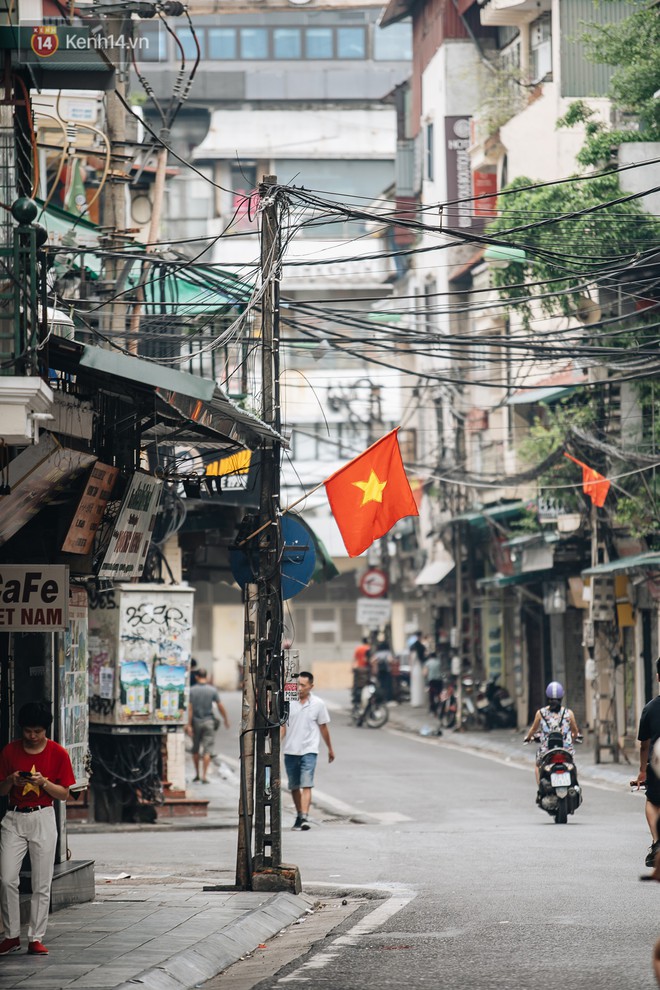 Hà Nội của sớm mai ngày Tết Độc lập: Buổi lễ chào cờ thiêng liêng trước Quảng trường Ba Đình, đường phố bình yên nhẹ nhàng - Ảnh 17.