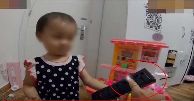 Dân mạng đồng loạt ném đá Kênh Youtube có video cho trẻ em 1 tuổi troll người lớn bằng cách sờ tay vào ổ điện - Ảnh 3.