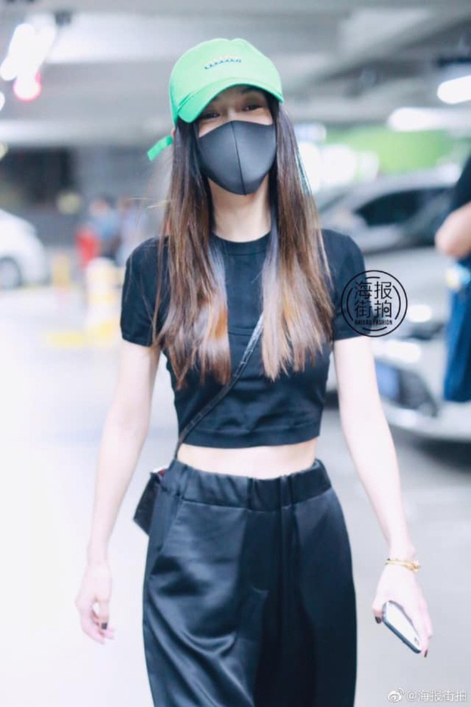 Khoe eo thon nhưng Angela Baby lại bị netizen soi chiếc mũ m&agrave;u xanh, phải chăng ẩn &yacute; tố c&aacute;o Huỳnh Hiểu Minh? - Ảnh 3.