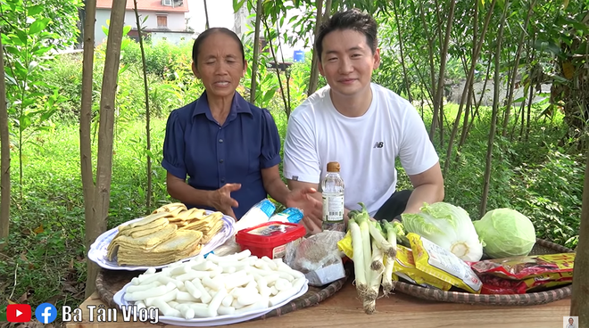 Bà Tân Vlog làm món lẩu tô-bô-xi nghe tên lạ hoắc, ngồi vừa nấu vừa ăn luôn bằng bếp đất và chảo gang giữa khu vườn đầy cây - Ảnh 1.