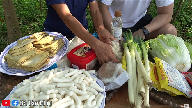 Bà Tân Vlog làm món lẩu tô-bô-xi nghe tên lạ hoắc, ngồi vừa nấu vừa ăn luôn bằng bếp đất và chảo gang giữa khu vườn đầy cây - Ảnh 2.