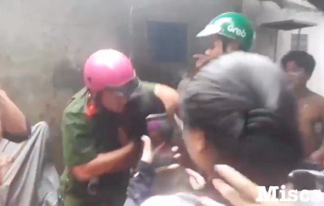 Clip người phụ nữ lao v&agrave;o giằng co với c&ocirc;ng an ở S&agrave;i G&ograve;n: Đối tượng mới ra t&ugrave;, dương t&iacute;nh với ma t&uacute;y - Ảnh 2.