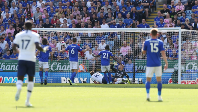 Son Heung-min tỏa sáng với cú đánh gót kiến tạo bàn mở tỷ số điệu nghệ, Tottenham vẫn thất bại trong trận cầu tràn ngập drama VAR - Ảnh 2.