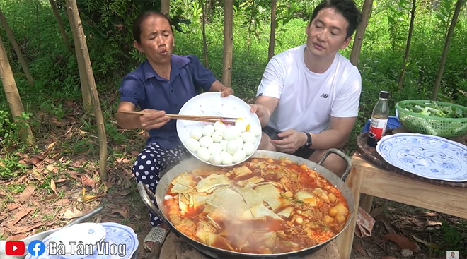 Bà Tân Vlog làm món lẩu tô-bô-xi nghe tên lạ hoắc, ngồi vừa nấu vừa ăn luôn bằng bếp đất và chảo gang giữa khu vườn đầy cây - Ảnh 6.