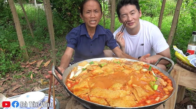 Bà Tân Vlog làm món lẩu tô-bô-xi nghe tên lạ hoắc, ngồi vừa nấu vừa ăn luôn bằng bếp đất và chảo gang giữa khu vườn đầy cây - Ảnh 7.