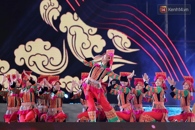 Ảnh: 5.000 người tham gia màn biểu diễn nghệ thuật Xòe Thái tại lễ hội du lịch, văn hóa Mường Lò - Ảnh 6.