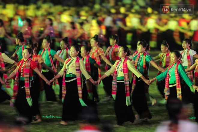 Ảnh: 5.000 người tham gia màn biểu diễn nghệ thuật Xòe Thái tại lễ hội du lịch, văn hóa Mường Lò - Ảnh 7.