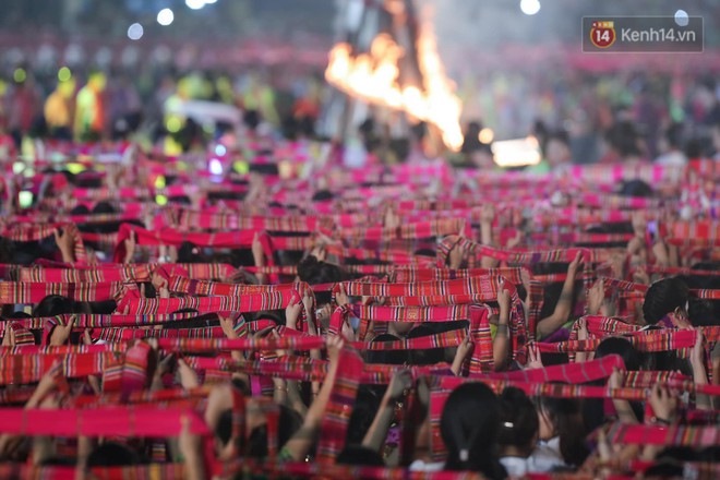 Ảnh: 5.000 người tham gia màn biểu diễn nghệ thuật Xòe Thái tại lễ hội du lịch, văn hóa Mường Lò - Ảnh 8.