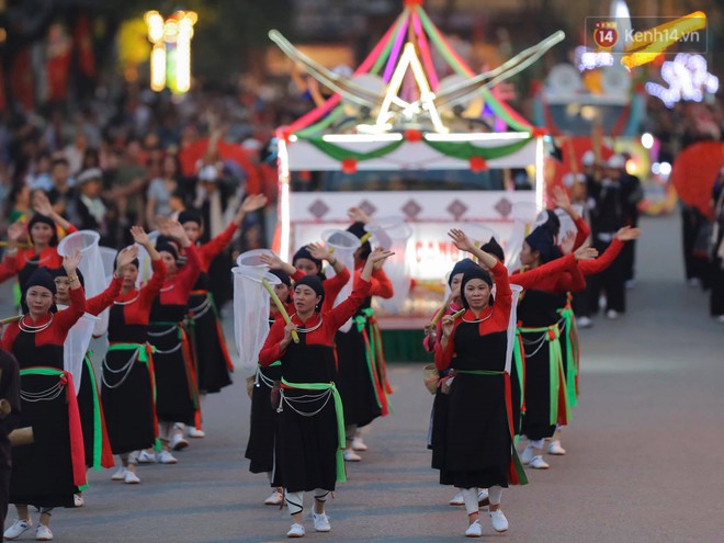 Ảnh: 5.000 người tham gia màn biểu diễn nghệ thuật Xòe Thái tại lễ hội du lịch, văn hóa Mường Lò - Ảnh 3.