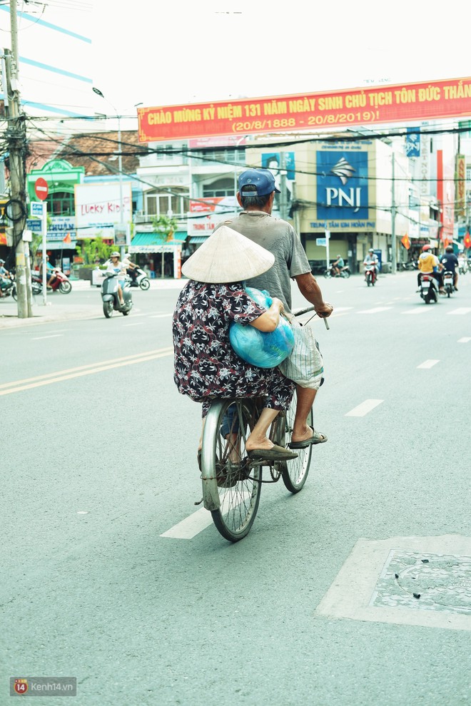 Cụ ông lặng lẽ dầm mưa dãi nắng 6 năm trời vá đường ở miền Tây: Mình cứ thiệt thà, rồi người ta cũng mến! - Ảnh 11.