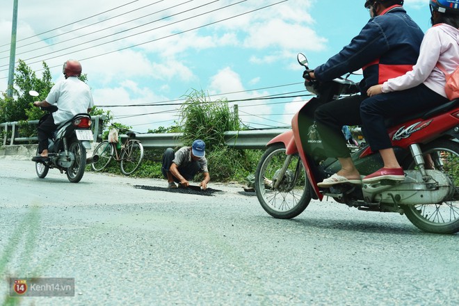 Cụ ông lặng lẽ dầm mưa dãi nắng 6 năm trời vá đường ở miền Tây: Mình cứ thiệt thà, rồi người ta cũng mến! - Ảnh 7.