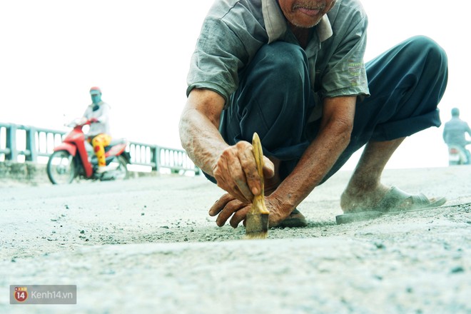 Cụ ông lặng lẽ dầm mưa dãi nắng 6 năm trời &quot;vá đường&quot; ở miền Tây: Mình cứ thiệt thà, rồi người ta cũng mến! - Ảnh 6.