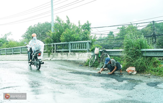 Cụ ông lặng lẽ dầm mưa dãi nắng 6 năm trời &quot;vá đường&quot; ở miền Tây: Mình cứ thiệt thà, rồi người ta cũng mến! - Ảnh 9.