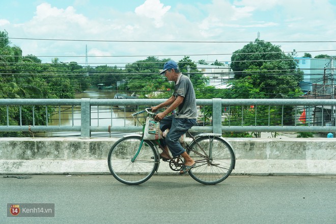 Cụ ông lặng lẽ dầm mưa dãi nắng 6 năm trời vá đường ở miền Tây: Mình cứ thiệt thà, rồi người ta cũng mến! - Ảnh 12.