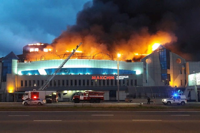 Cháy lớn thiêu rụi hơn 1000 mét vuông trung tâm thương mại ở Nga - Ảnh 1.
