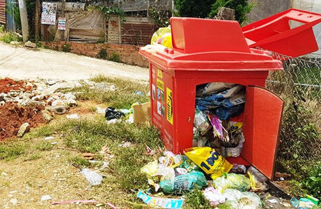 Chất thải độc hại ùn ứ trong hàng trăm thùng rác trên đường phố Đà Lạt - Ảnh 4.