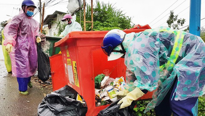 Chất thải độc hại ùn ứ trong hàng trăm thùng rác trên đường phố Đà Lạt - Ảnh 5.