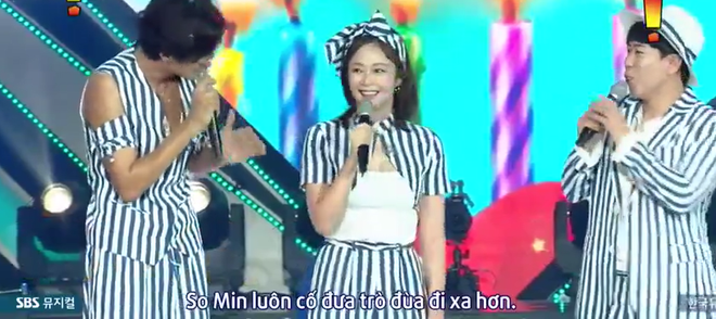 Hồn nhiên như Jeon So Min: Khen Kim Jong Kook... ngực to ngay tại fanmeeting của Running Man - Ảnh 3.