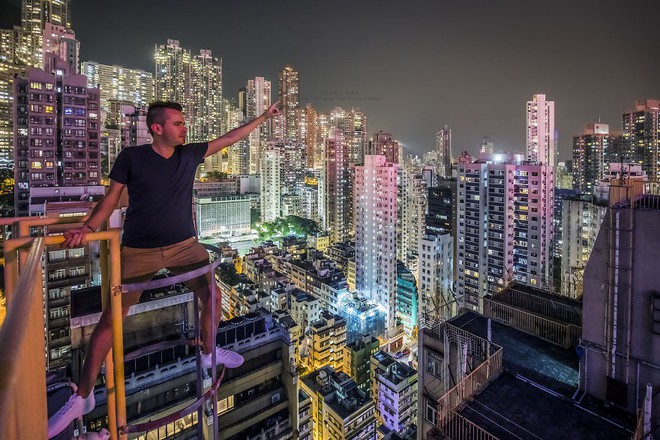 Leo lên loạt tòa nhà cao nhất Hong Kong để chụp hình sống ảo, chàng trai bị dân mạng chỉ trích: Chán sống rồi hả? - Ảnh 2.
