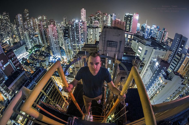 Leo lên loạt tòa nhà cao nhất Hong Kong để chụp hình sống ảo, chàng trai bị dân mạng chỉ trích: Chán sống rồi hả? - Ảnh 10.