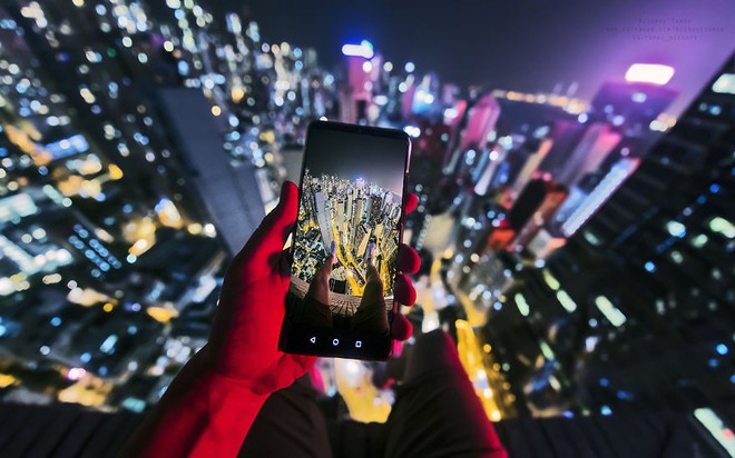 Leo lên loạt tòa nhà cao nhất Hong Kong để chụp hình sống ảo, chàng trai bị dân mạng chỉ trích: Chán sống rồi hả? - Ảnh 4.