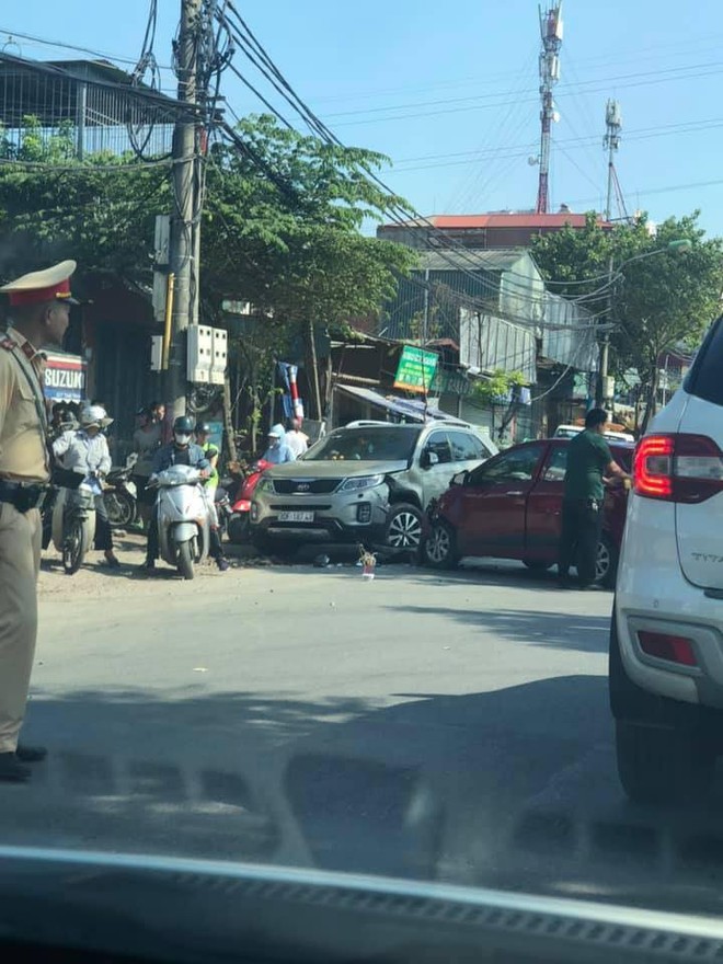 Hà Nội: 2 xe ô tô đấu đầu, người dân kiểm tra phát hiện 1 tài xế đã tử vong - Ảnh 1.