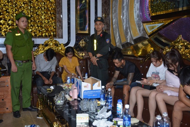 100 cảnh sát đột kích quán karaoke, bắt quả tang hàng chục nam nữ phê ma túy - Ảnh 1.
