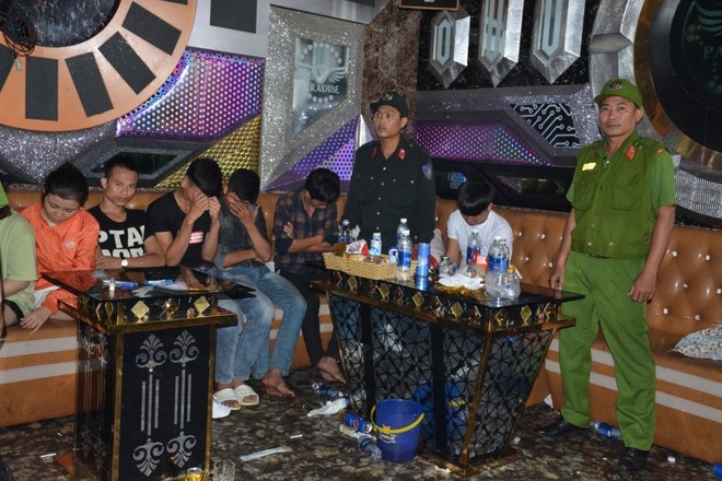 100 cảnh sát đột kích quán karaoke, bắt quả tang hàng chục nam nữ phê ma túy - Ảnh 2.