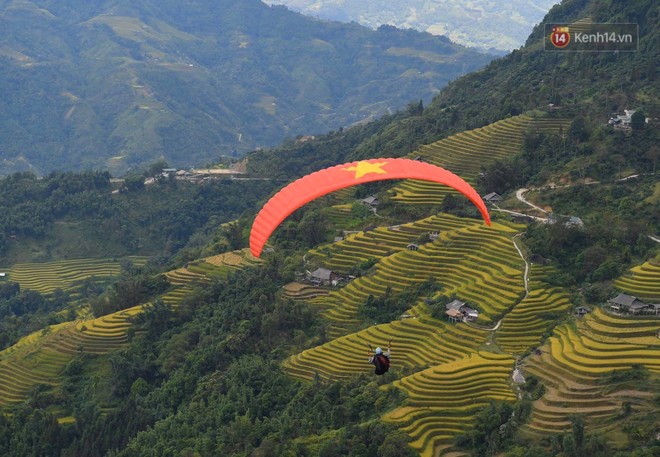 Hàng ngàn người dân tại Hoàng Su Phì thích thú ngắm dù lượn - Ảnh 1.