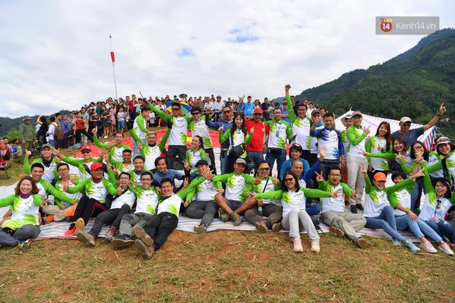 H&agrave;ng ng&agrave;n người d&acirc;n tại Ho&agrave;ng Su Ph&igrave; th&iacute;ch th&uacute; ngắm d&ugrave; lượn - Ảnh 2.