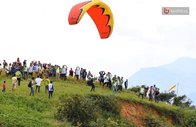 H&agrave;ng ng&agrave;n người d&acirc;n tại Ho&agrave;ng Su Ph&igrave; th&iacute;ch th&uacute; ngắm d&ugrave; lượn - Ảnh 10.