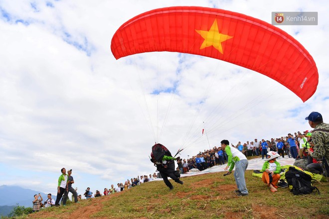 H&agrave;ng ng&agrave;n người d&acirc;n tại Ho&agrave;ng Su Ph&igrave; th&iacute;ch th&uacute; ngắm d&ugrave; lượn - Ảnh 3.