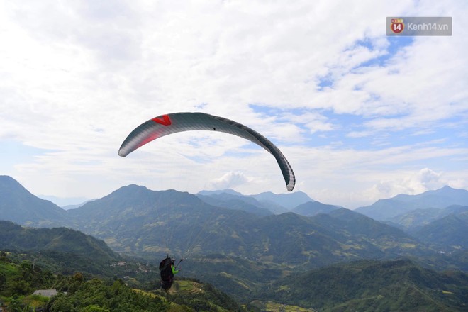 Hàng ngàn người dân tại Hoàng Su Phì thích thú ngắm dù lượn - Ảnh 4.