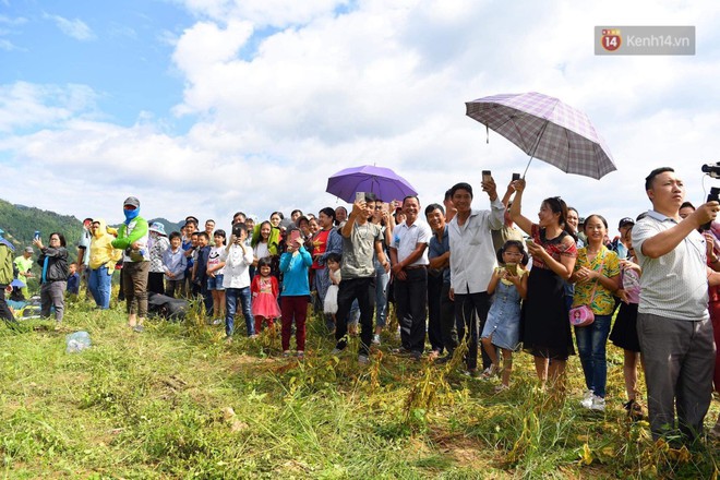 H&agrave;ng ng&agrave;n người d&acirc;n tại Ho&agrave;ng Su Ph&igrave; th&iacute;ch th&uacute; ngắm d&ugrave; lượn - Ảnh 8.