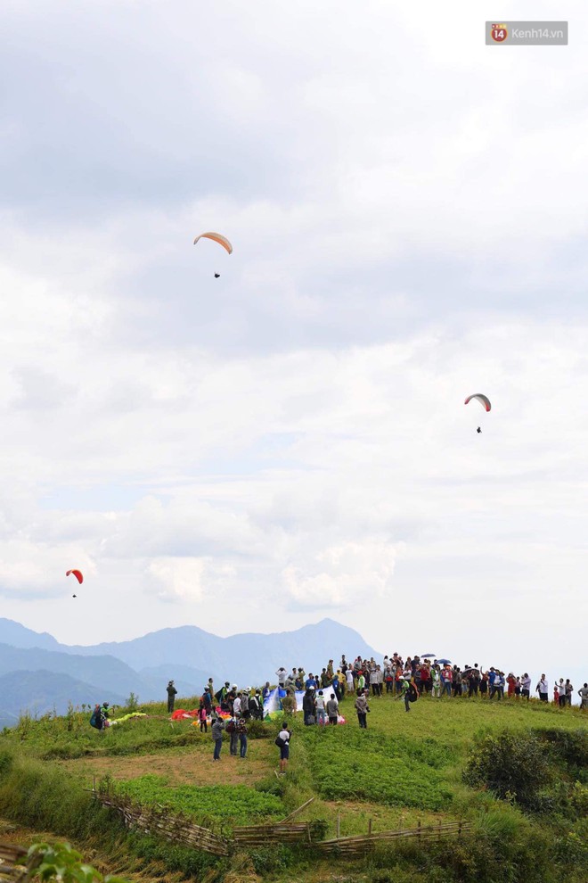 H&agrave;ng ng&agrave;n người d&acirc;n tại Ho&agrave;ng Su Ph&igrave; th&iacute;ch th&uacute; ngắm d&ugrave; lượn - Ảnh 11.
