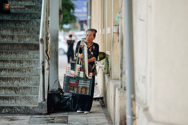 Chùm ảnh: Ngày cuối tuần, nhiều người dân Hà Nội đổ ra đường để hít hà tiết trời trong trẻo của mùa Thu - Ảnh 9.