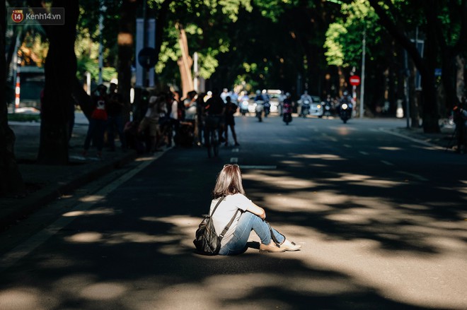 Chùm ảnh: Ngày cuối tuần, nhiều người dân Hà Nội đổ ra đường để hít hà tiết trời trong trẻo của mùa Thu - Ảnh 11.