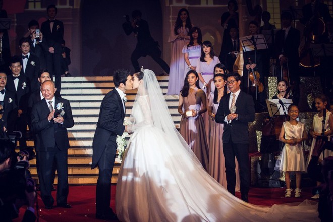 B&oacute;c gi&aacute; v&aacute;y cưới c&ocirc; d&acirc;u mới nh&agrave; tr&ugrave;m showbiz Hong Kong: Rẻ tiền nhất Cbiz, k&eacute;m xa Song Hye Kyo, bị Angela Baby đ&egrave; bẹp - Ảnh 4.
