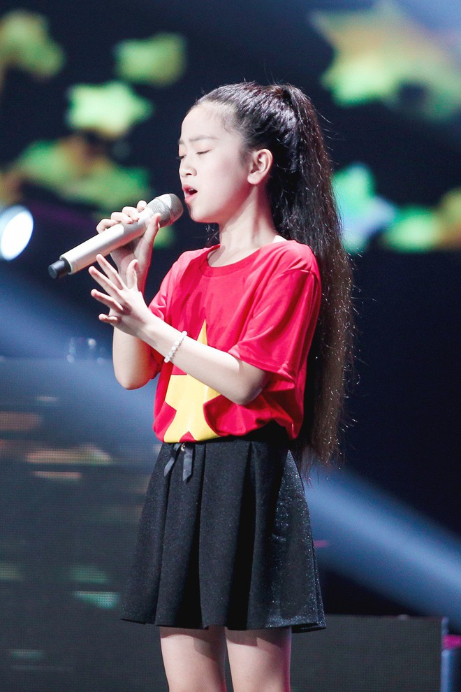 Giọng hát Việt nhí: Lưu Thiên Hương khóc nức nở trên sân khấu khi xem học trò hát tặng mẹ bị ung thư - Ảnh 9.