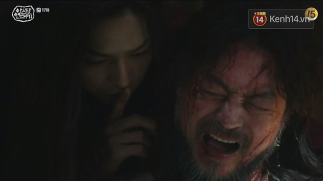 Ngộp thở với màn phân thân của Song Joong Ki: Người cầm đầu cuộc chiến, kẻ tàn độc tra tấn người không ghê tay - Ảnh 9.