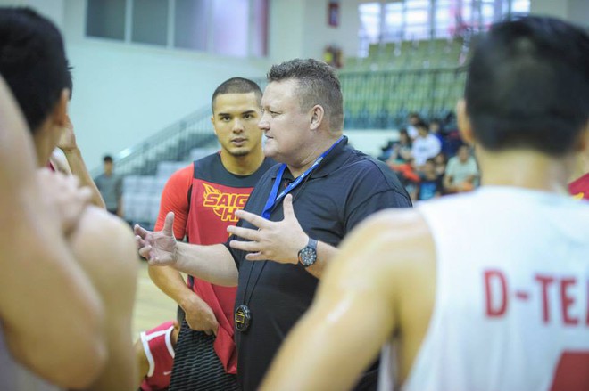 Tưởng nhớ HLV Jason Rabedeaux, người đặt nền m&oacute;ng thuở ban đầu cho đội b&oacute;ng Saigon Heat - Ảnh 3.