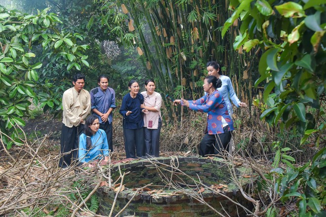 Đâu chỉ riêng cậu Ba (Tiếng Sét Trong Mưa), hầu gái Hiểm chua ngoa là thế cũng bị ngải yêu quật dễ thương lạ lùng! - Ảnh 5.