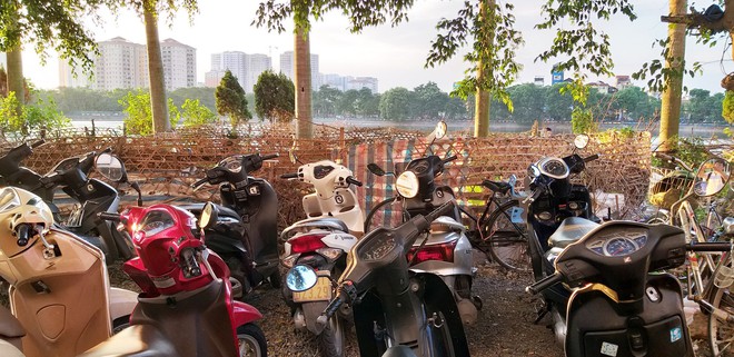 Người d&acirc;n treo băng r&ocirc;n đ&ograve;i sổ hồng ở chung cư &ocirc;ng Thản, bức x&uacute;c chỗ để xe qu&aacute; tải phải phơi nắng ngo&agrave;i s&acirc;n - Ảnh 8.