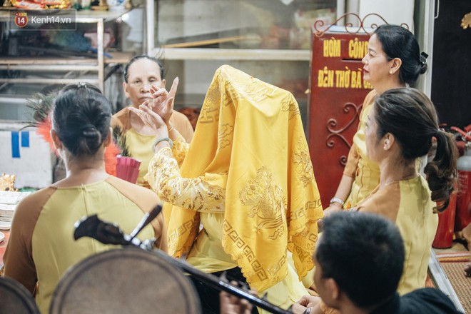 Tận mắt chứng kiến buổi hầu đồng Tứ Phủ được tái hiện tại đền Bà Chúa Kho ở Hà Nội - Ảnh 7.