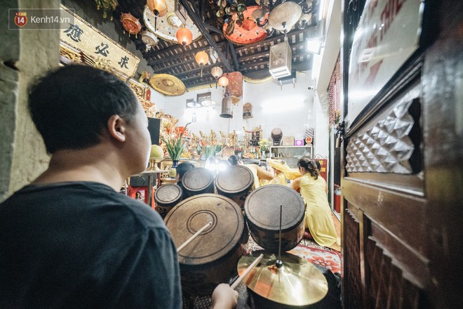 Tận mắt chứng kiến buổi hầu đồng Tứ Phủ được tái hiện tại đền Bà Chúa Kho ở Hà Nội - Ảnh 8.