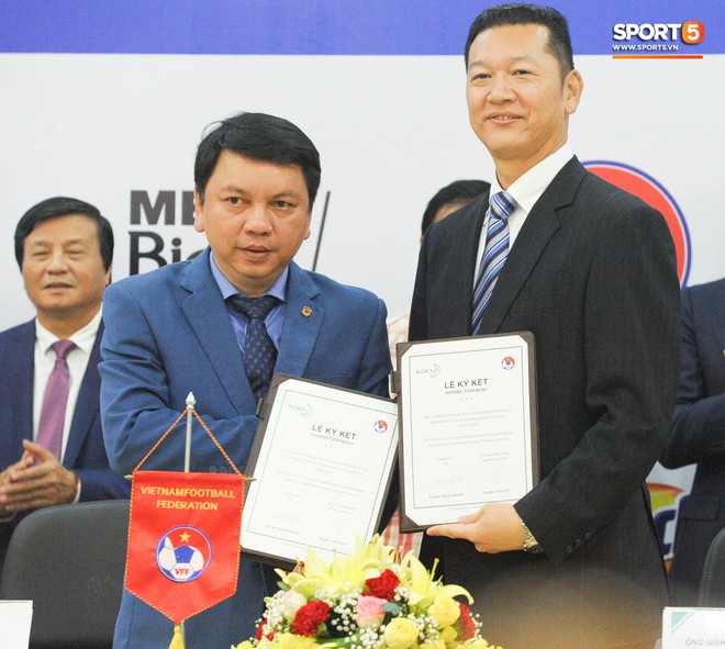 Quế Ngọc Hải, Hoàng Đức bảnh bao tại Lễ công bố nhà tài trợ đội tuyển bóng đá Quốc gia Việt Nam - Ảnh 1.