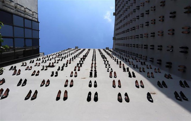 Sự thật đau lòng về số phận người phụ nữ đằng sau hình ảnh 440 đôi giày cao gót được gắn lên tường ở Thổ Nhĩ Kỳ - Ảnh 2.